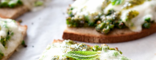 Crostinis de Mozzarella, Petits Pois et Pesto de Menthe - Food for Love