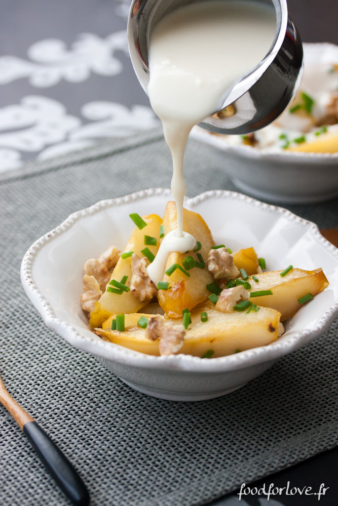 Poires Dorées à l'Agave, Sauce au Gorgonzola, Noix et Ciboulette