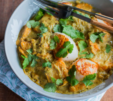 Curry de Patates Douces & Saint-Jacques à la Coriandre et au Beurre de Cacahuètes