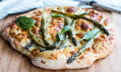 Pizza aux Asperges Vertes, à l’Ail des Ours & Basilic