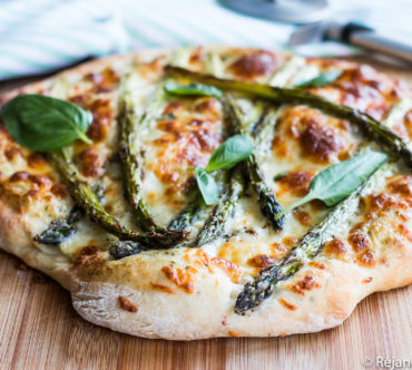 Pizza aux Asperges Vertes, à l’Ail des Ours & Basilic