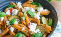 Pâtes de Lentilles, aux Courgettes, Tomates Cerise, au Chèvre & à l’Ail