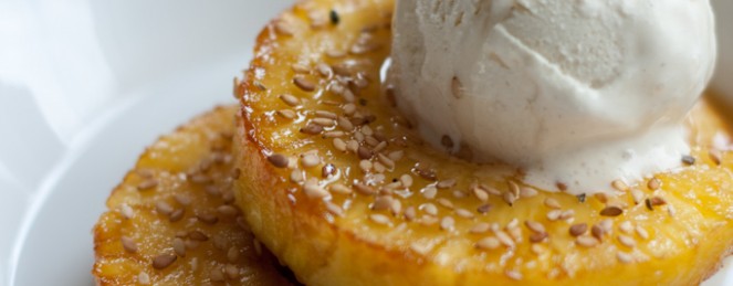 Ananas Poêlé au Sirop d’Agave et Sésame Doré