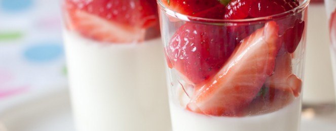 Baby Panacotta à la Rose, Fraises et Framboises à la Menthe