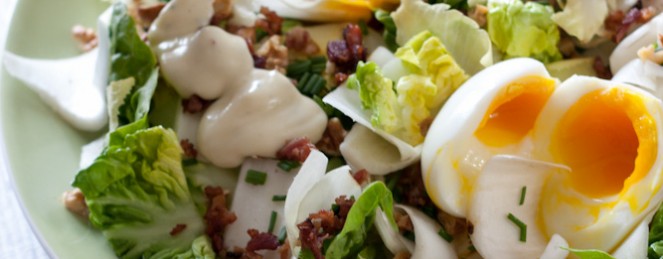 Salade aux Oeufs Mollets, Pancetta et Noix Grillées, Sauce à la Fourme d’Ambert