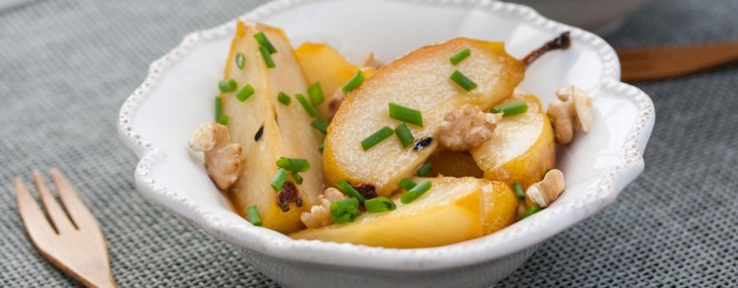 Poires Dorées à l’Agave, Sauce au Gorgonzola, Noix et Ciboulette