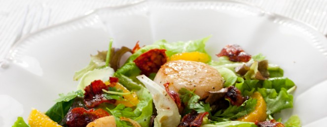 Saint Jacques, Chorizo et Suprêmes d’Orange sur Lit de Mesclun