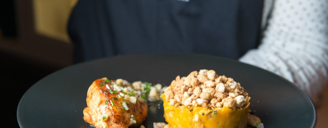 Mon Plat chez un Maître Restaurateur: Suprême de Volaille de Bresse, Sauce Vierge à la Ciboulette, Châtaigne et Échalote, Crumble de Butternut