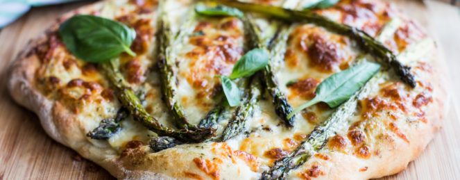 Pizza aux Asperges Vertes, à l’Ail des Ours & Basilic